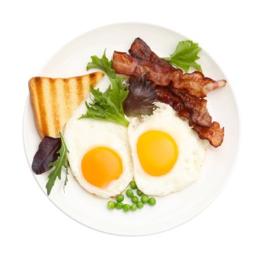 Yağda yumurta, domuz pastırması, kızarmış ekmek, yeşil bezelye ve salata ile nefis bir kahvaltı.