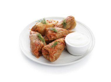 Lezzetli dolgulu lahana ruloları. Ekşi kremayla servis ediliyor.