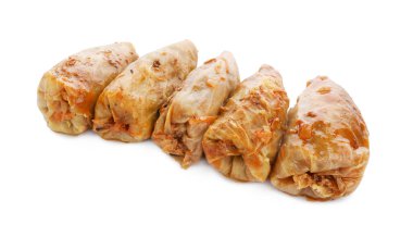 Lezzetli dolgulu lahana ruloları beyazda izole edilmiş.