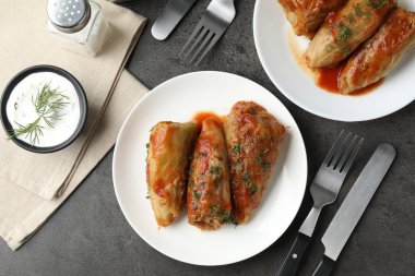 Gri masada servis edilen lezzetli lahana dürümleri.