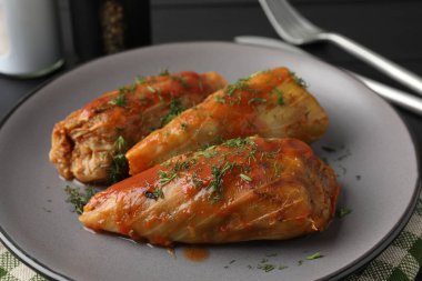 Siyah masada servis edilen lezzetli lahana dürümleri.