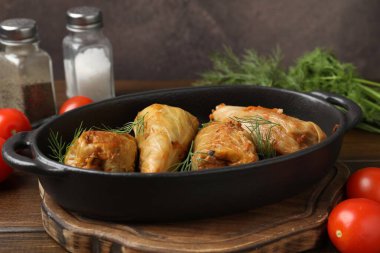 Tahta masada servis edilen lezzetli lahana dürümleri, yakın plan.