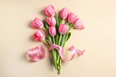 Bej arka planda pembe laleler, üst manzara.