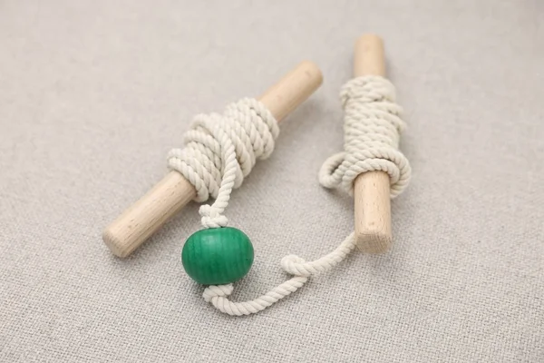 Koltukta çocukların motor becerileri için bir oyuncak, yakın plan.