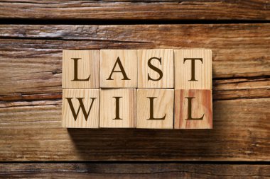 Son vasiyet. Tahta masanın üstünde harflerle yazılmış küplerden yapılmış kelimeler.