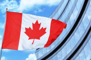 Kanada bayrağı binanın yakınında dalgalanıyor. Ulusal sembol