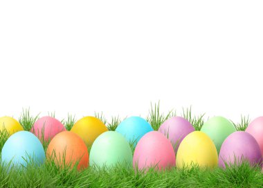 Beyaz arka plana karşı yeşil çimlerde paskalya yumurtaları