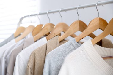 Farklı şık kıyafetler askıda asılı, kapalı, yakın çekim.