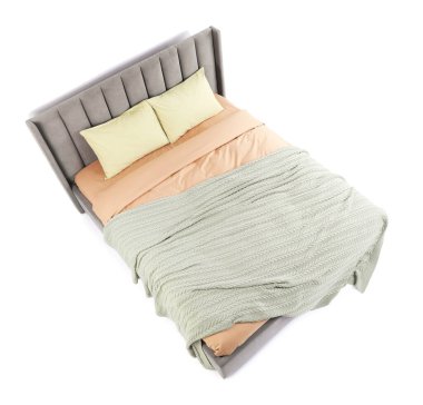 Temiz çarşafları olan büyük bir yatak, beyazın üstünde, manzaranın üstünde.