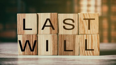 Son vasiyet. Tahta masadaki harfli küplerden yapılmış kelimeler, pankart tasarımı.