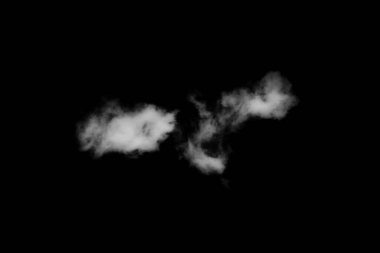 Siyah arkaplanda yüzen tüylü beyaz bulutlar