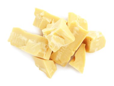 Doğal kakao yağı parçaları beyaza izole edilmiş.