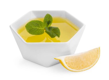 Kase içinde nane şekeri ve beyaz üzerine izole edilmiş bir dilim limon ile nefis sarı jöle.