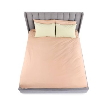 Temiz çarşafları olan büyük bir yatak, beyazın üstünde, manzaranın üstünde.