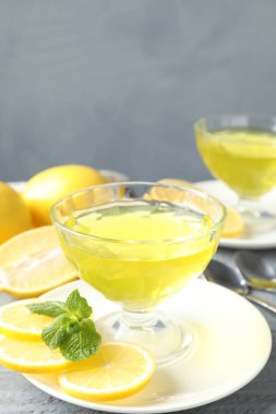 Gri ahşap masada naneli limon jölesi.