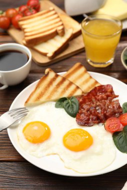 Yağda yumurta ve pastırma ile nefis bir kahvaltı, ahşap masada servis edilir, yakın plan.