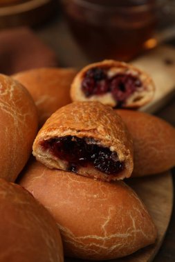 Ahşap masada nefis pişmiş köfteler, yakın plan.