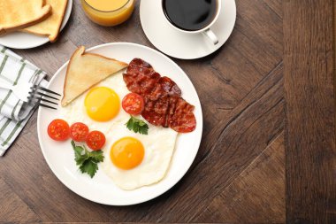 Tahta masada servis edilen yağda yumurta ve pastırmayla nefis bir kahvaltı. Metin için boşluk
