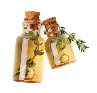 Beyaz, üst görünümde izole edilmiş kekik yağı şişeleri