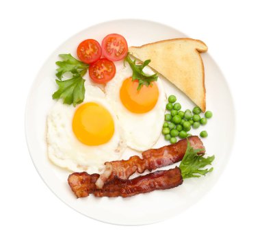 Yağda yumurta, pastırma, kızarmış ekmek, yeşil bezelye ve domatesli nefis bir kahvaltı.