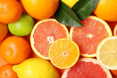 Arka plan olarak taze narenciye ve yapraklar, üst görünüm