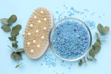 Cam kasede deniz tuzu, fırça ve okaliptüs dalları açık mavi arka planda, düz yatıyordu.