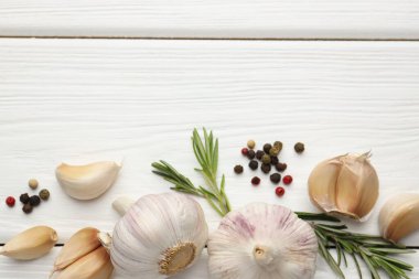 Taze sarımsak, biber ve beyaz ahşap masada biberiye. Metin için boşluk