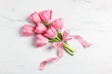 Beyaz mermer masada pembe laleler, üst manzara.