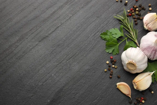 Taze sarımsak, biber ve siyah masa üzerinde bitkiler, düz yatak. Metin için boşluk