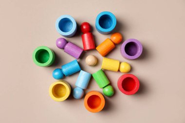 Gri arka planda ahşap figürlerle parlak sıralama seti, düz yatıyordu