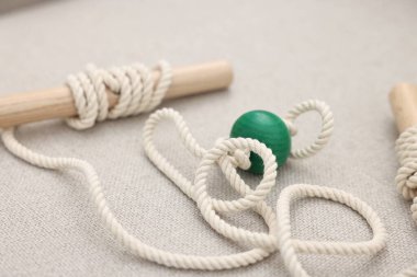 Koltukta çocukların motor becerileri için bir oyuncak, yakın plan.