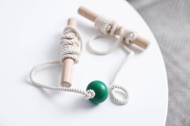 Beyaz masada çocukların motor becerileri için oyuncaklar, yakın plan