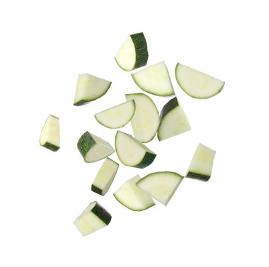 Kabak parçaları beyaz arka plana düşüyor. Taze sebze.