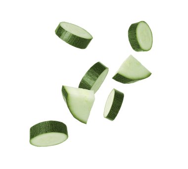 Kabak parçaları beyaz arka plana düşüyor. Taze sebze.