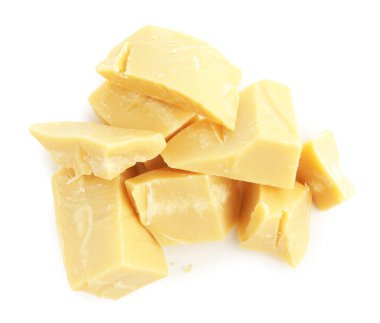 Doğal kakao yağı parçaları beyaza izole edilmiş.