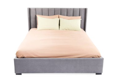 Beyaz çarşaflı büyük bir yatak.