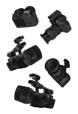 Fotoğraf ve video kameralar beyaz arka planda havada uçuyor