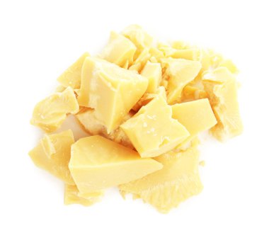 Doğal kakao yağı parçaları beyaza izole edilmiş.