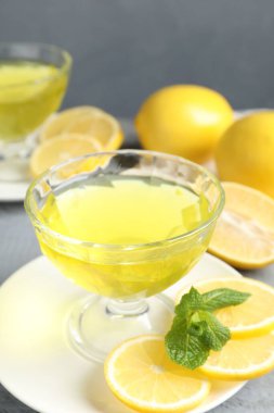 Gri ahşap masada naneli limon reçeli, yakın plan.