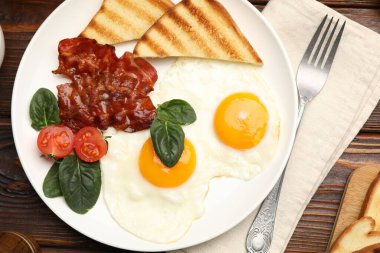 Tahta masada servis edilen omlet ve pastırmayla nefis bir kahvaltı.