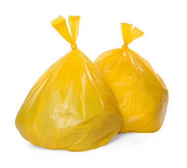 Plastik torbalardaki çöpler beyaza izole edilmiş.