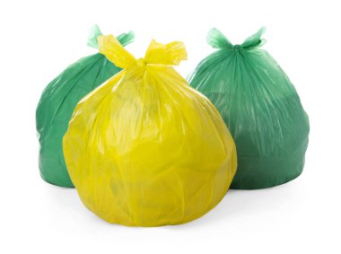 Plastik torbalardaki çöpler beyaza izole edilmiş.