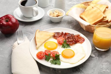 Yağda yumurta ve domuz pastırmalı lezzetli kahvaltı.