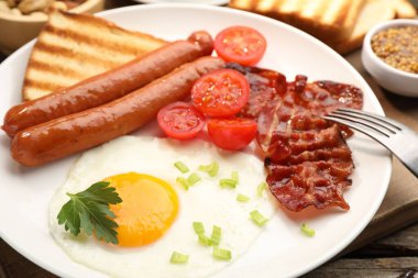 Yağda yumurta, sosis ve domuz pastırması ile nefis bir kahvaltı.