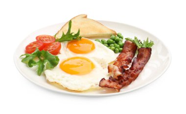 Yağda yumurta, domuz pastırması, kızarmış ekmek, yeşil bezelye ve domateslerle nefis bir kahvaltı.