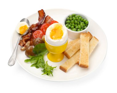 Yumuşak yumurta, pastırma, yeşil bezelye, mantar, domates ve beyaz üzerine izole edilmiş kızarmış ekmek ile lezzetli bir kahvaltı.