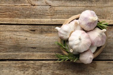 Tahta masada taze sarımsak ve biberiye var. Metin için boşluk