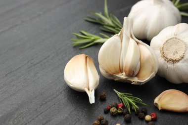 Taze sarımsak, karabiber ve biberiye, yakın plan. Metin için boşluk