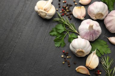Taze sarımsak, biber ve siyah masa üzerinde bitkiler, düz yatak. Metin için boşluk