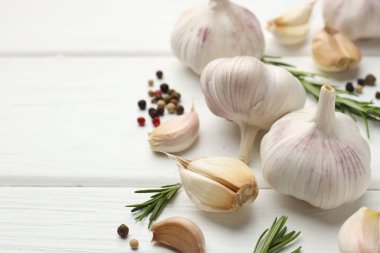 Taze sarımsak, biberiye ve beyaz ahşap masa, yakın plan. Metin için boşluk